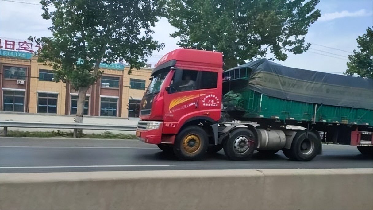 90后卡车夫妻记录卡车生活,1700万卡车夫妻的真实生活