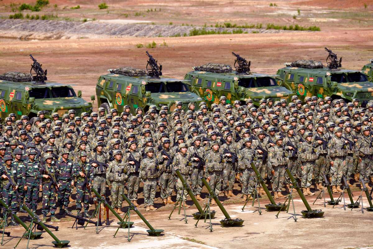 越南新军舰下水最新消息,越南海警船和中国军舰对峙