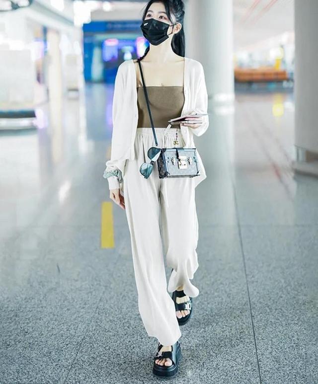 脚宽穿什么凉鞋好看,尖头凉鞋看着脚宽不好看怎么办