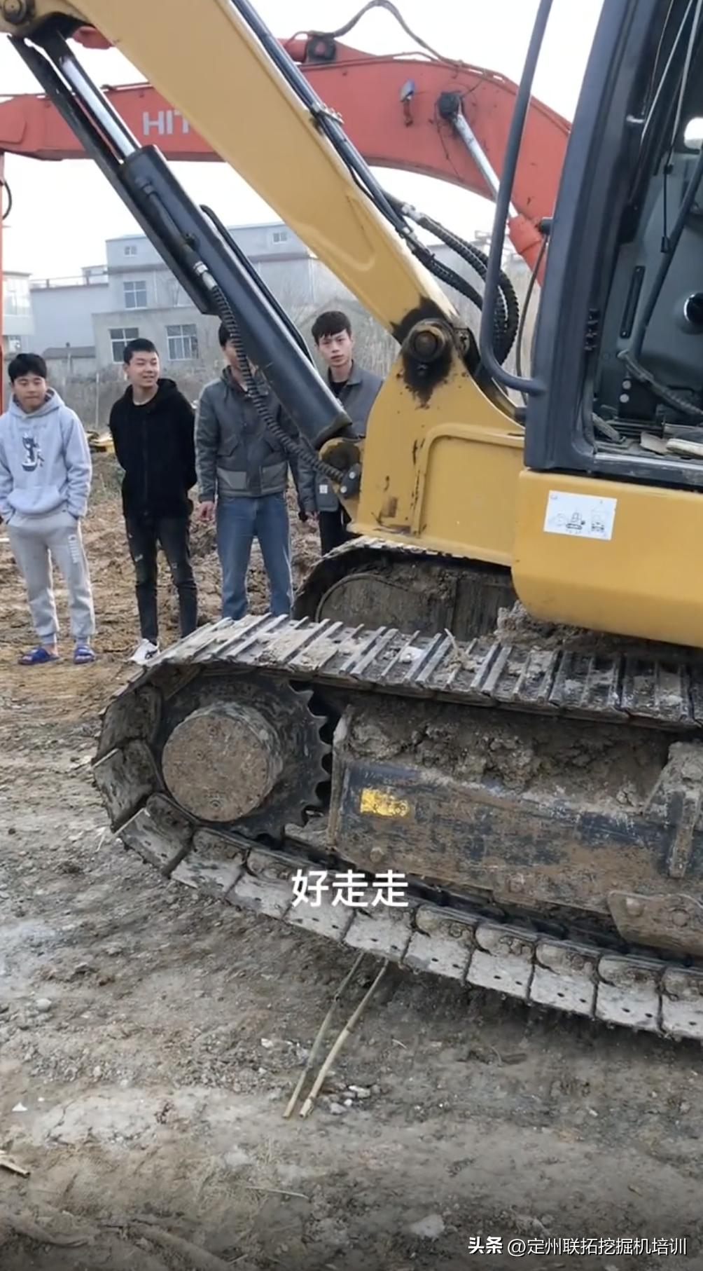 挖掘机跨障碍物教学视频,挖掘机单边过障碍物