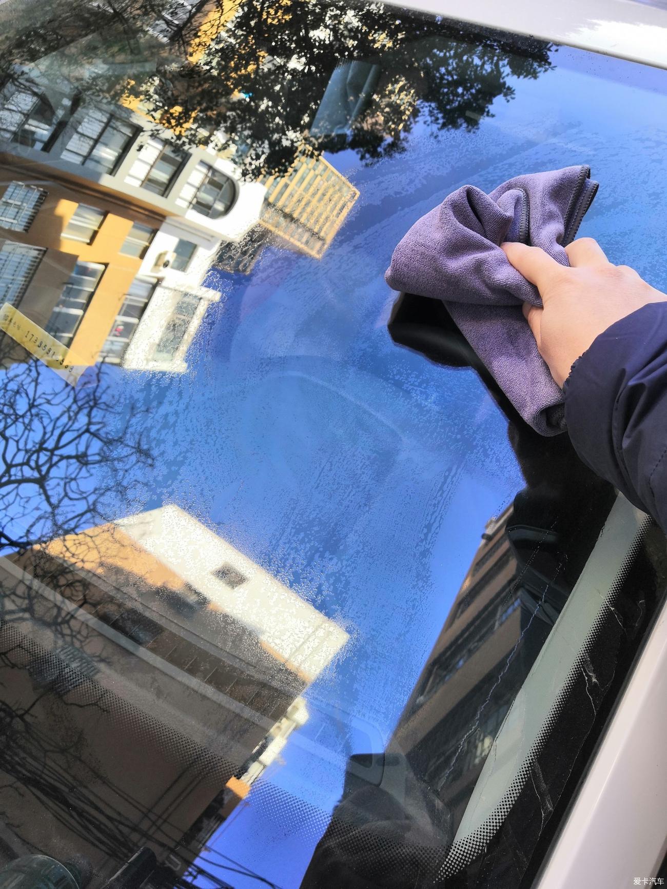 用玻璃清洁剂去除油膜,使用油膜清洗后玻璃雾蒙蒙
