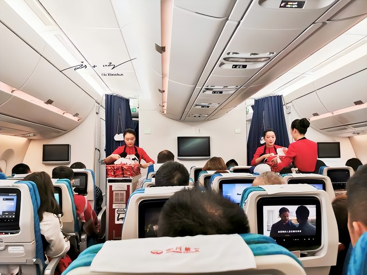 飞机上忘了关机严重吗,飞机上手机忘记关机还是飞行模式