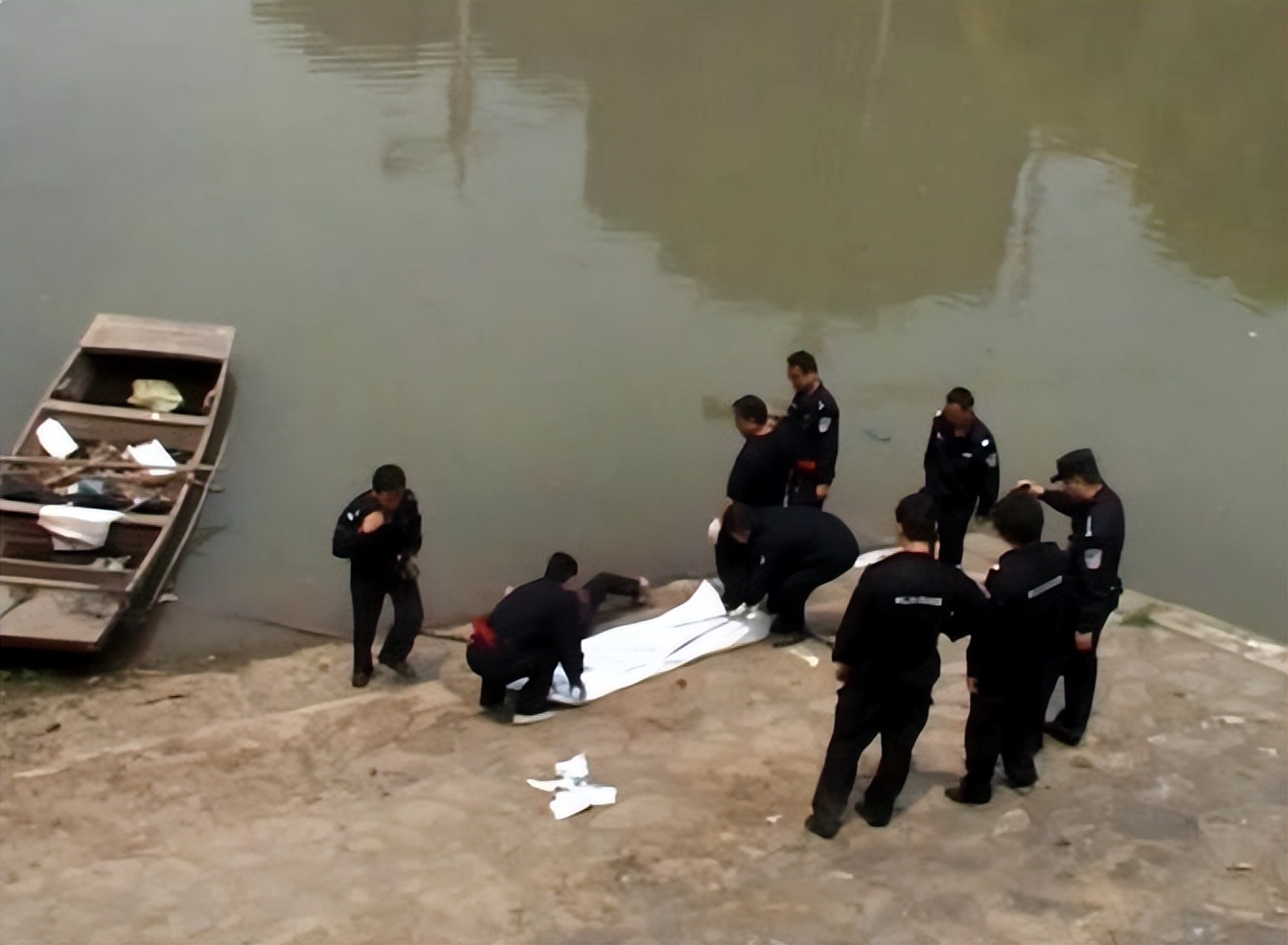河边惊现赤裸女尸，*体下**竟然全是精斑，调查后发现凶手是死人？
