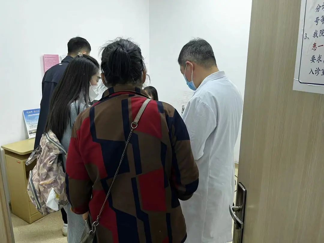 知知观察·身边的新兴职业（一）｜贵阳陪诊师：游走在刚需与质疑中的“临时家人”