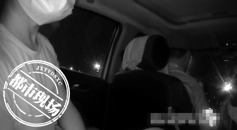 男子凌晨上客车盗窃遇到警察,男子深夜在车里盗窃被发现