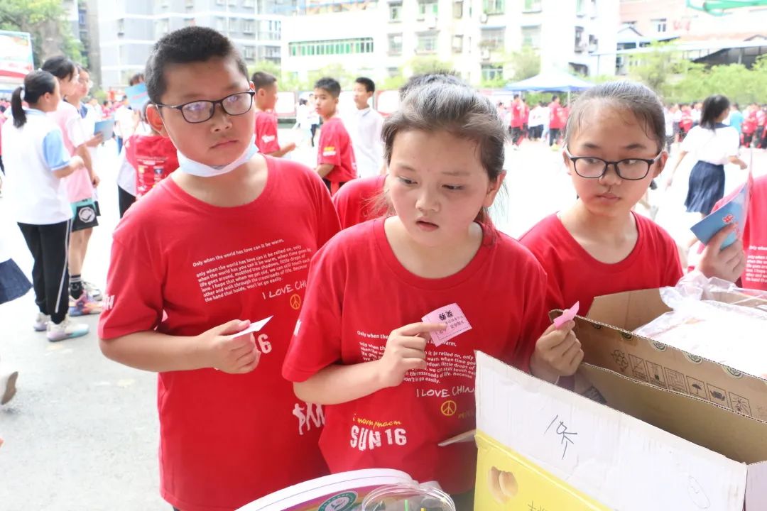 万二小举行2016级毕业典礼暨毕业班综合素质拓展活动