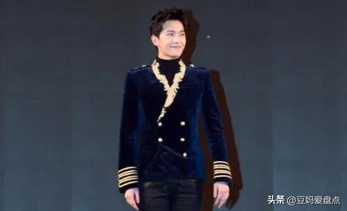 杨洋全黑造型亮相稳重优雅,杨洋从校草的蜕变