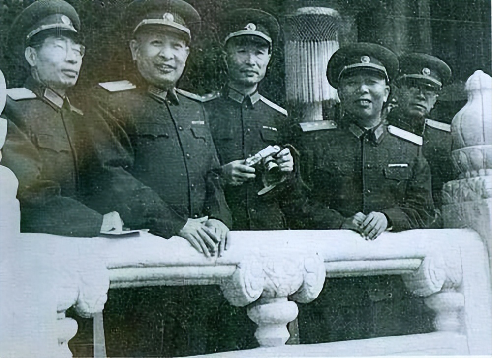 傅钟将军：资历比元帅都老的开国上将，长征中送了*小平邓**三件宝贝