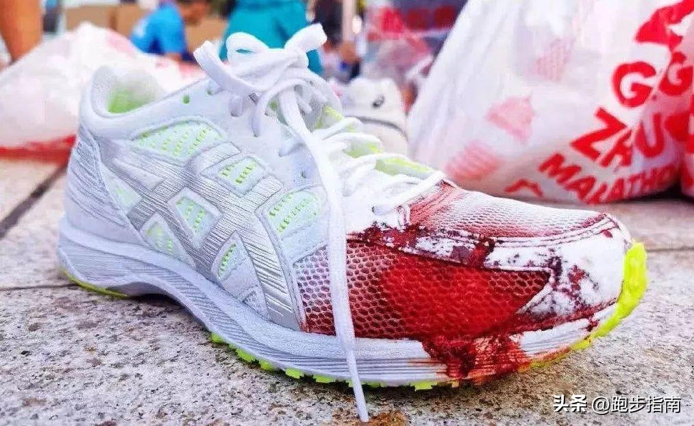 史上最惨！跑到大面积血染T恤，大哥为了“破三”拼了