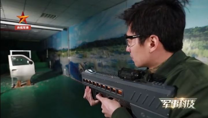 央视电磁炮测试穿透钢板,电磁炮可在百公里外击穿厚钢板