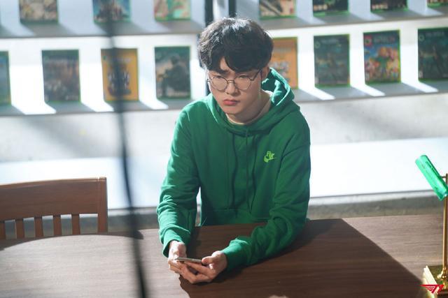 亚运会韩国代表队入场faker,众人看faker亚运会