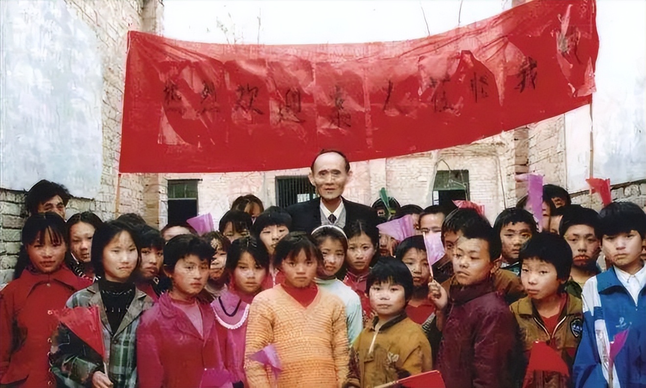 92年香港机场检测仪突然报警，安保拦住台湾律师，搜包后当即报警