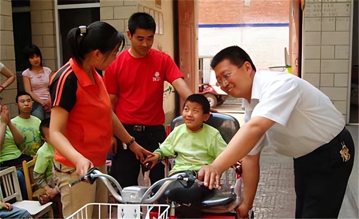 漂亮女教师被辞退,女教师为女儿辞职