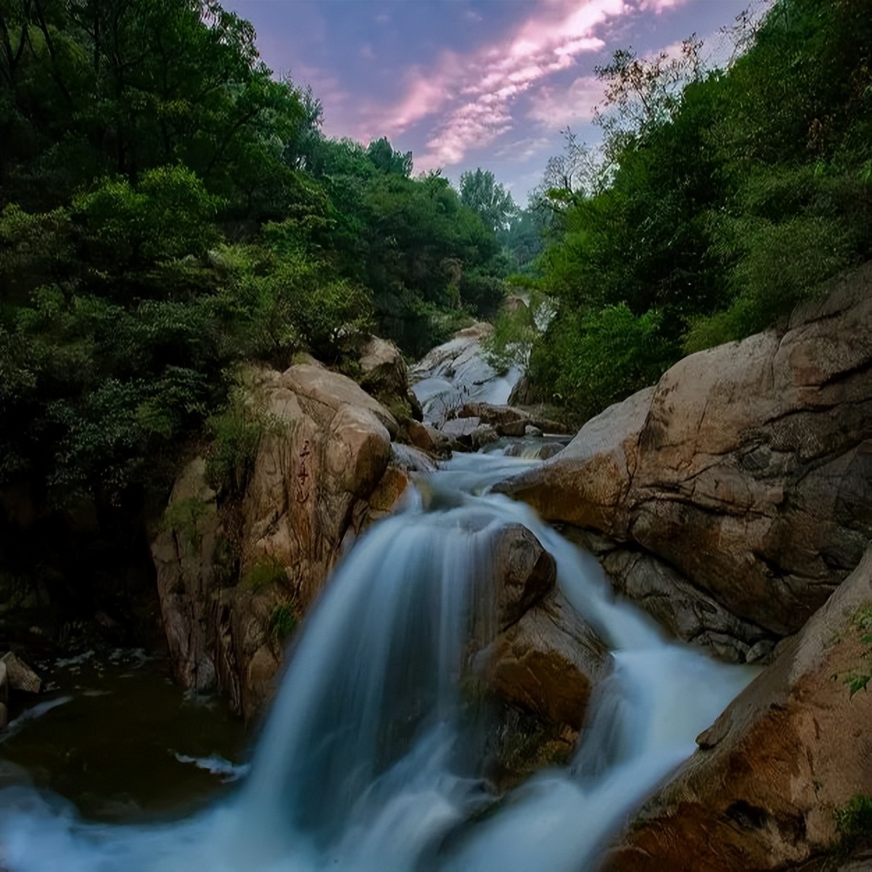 一位优雅的公主享用下午茶,一位优雅的公主正在享用下午茶