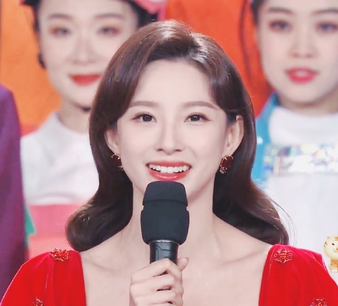 贾玲沈腾本色出演张小斐,贾玲张小斐2020微博之夜红毯视频