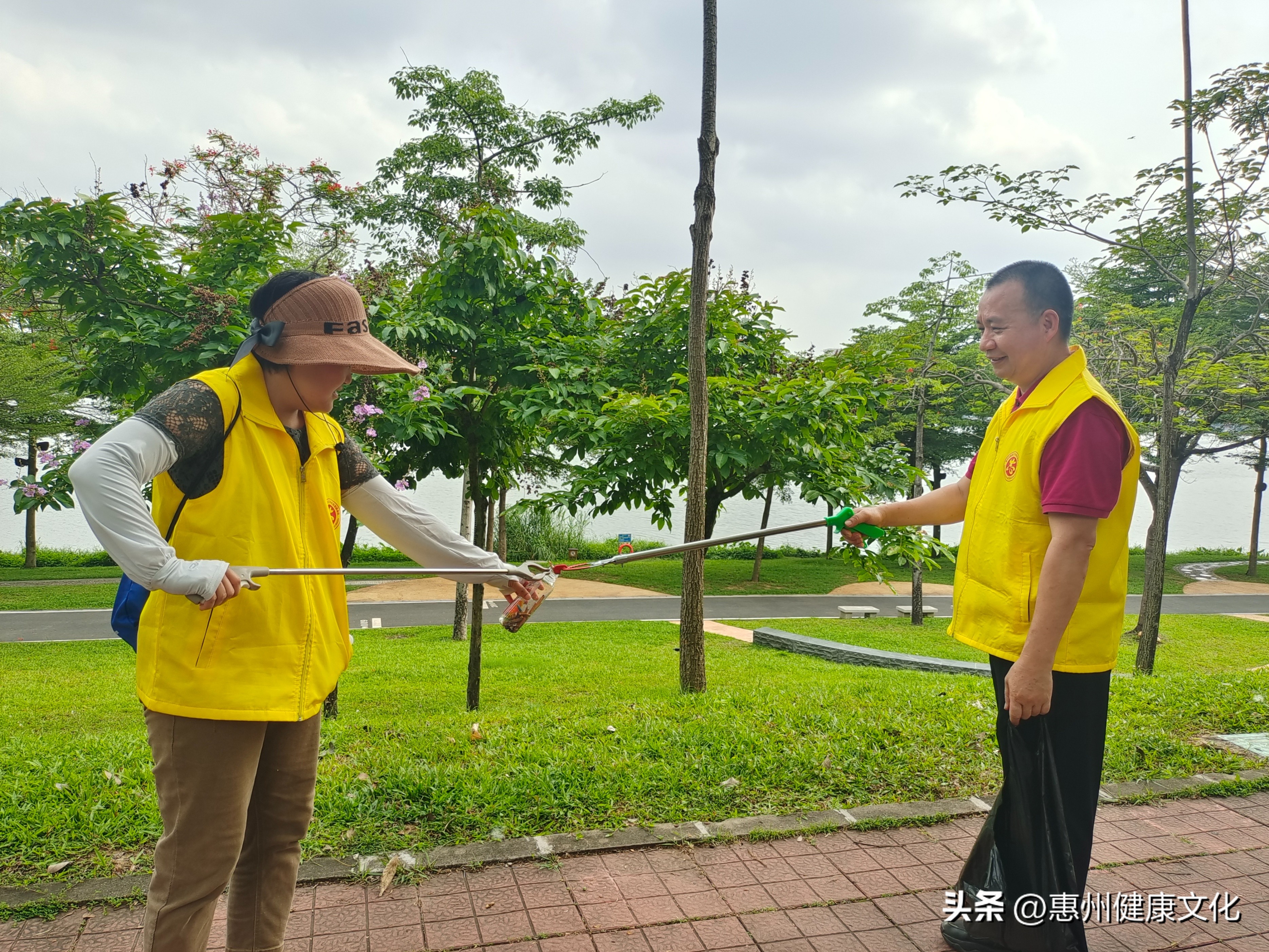 炎炎夏日抵挡不住志愿者的热情,酷暑六月为我们的志愿者点赞