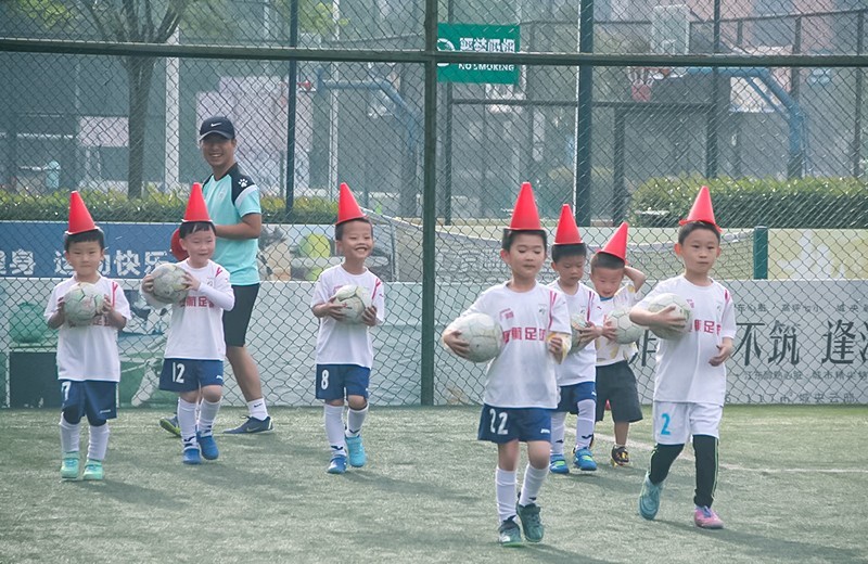 南充奥航足球俱乐部训练营,庆六一体育趣味运动会主题