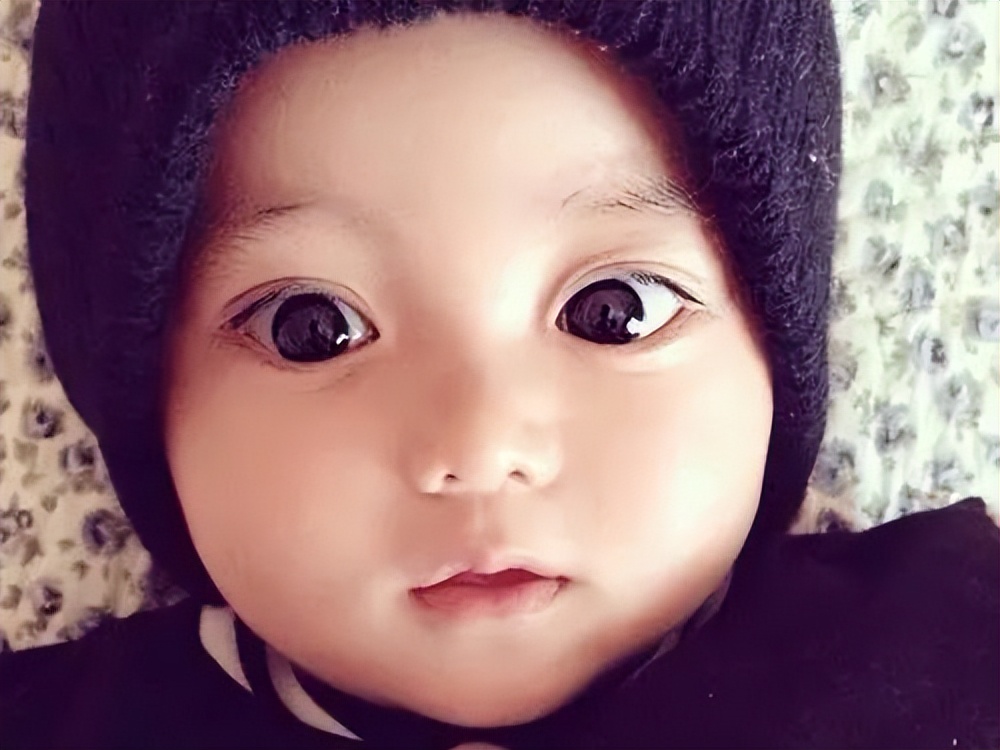 新生儿吃完母乳就吃手怎么回事,刚吃完奶的宝宝就吃手了