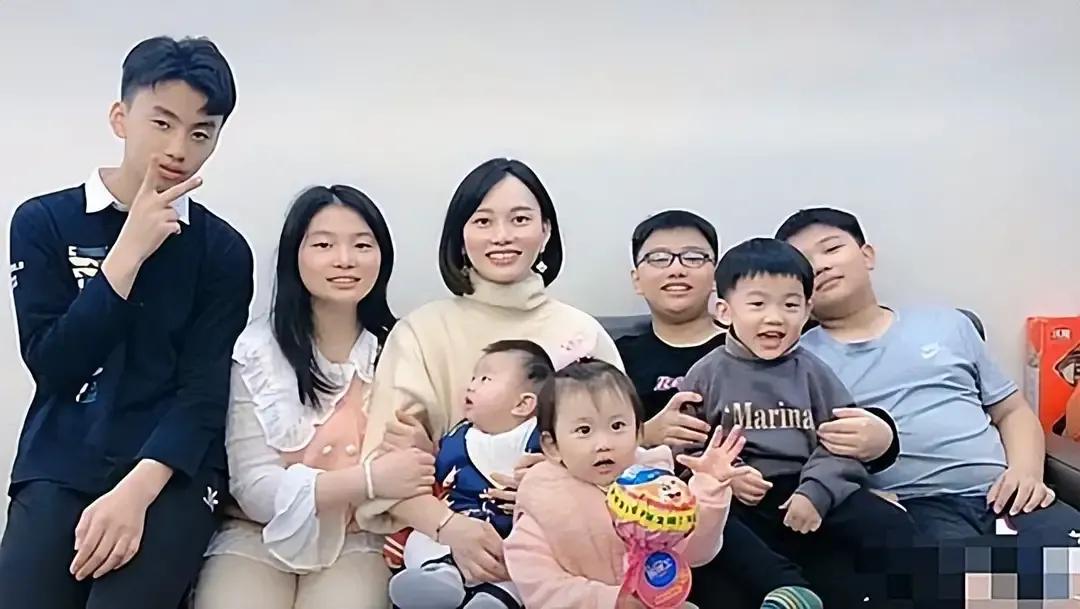 2006年，广东20岁女孩嫁给北大精英，生7个孩子：多子多福万事兴