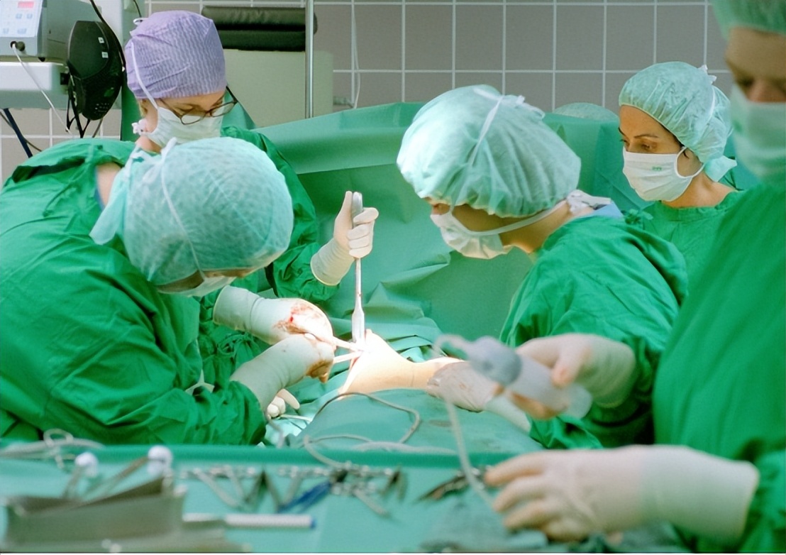 胃穿孔的症状及治疗方法,胃穿孔什么治疗方法好