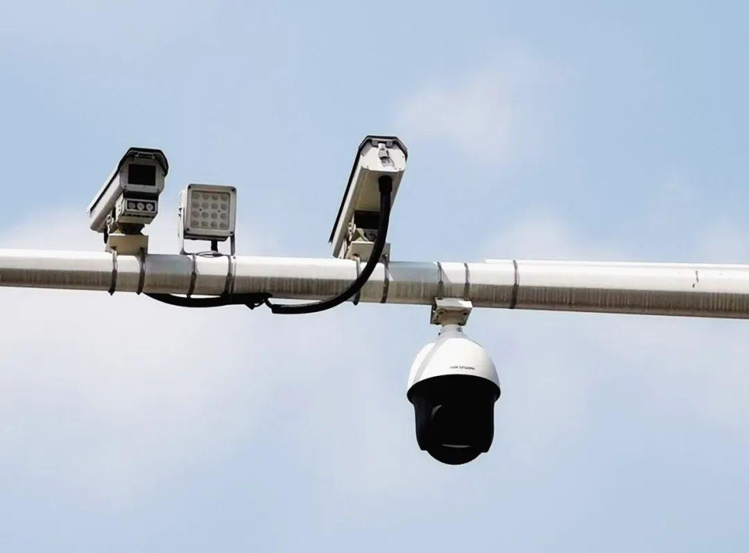 哪种情况电子眼会一排连续闪烁,抓拍电子眼闪两下是什么意思