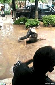 女生夏天穿靴子脚不臭吗,女生的脚和男生的脚哪个臭