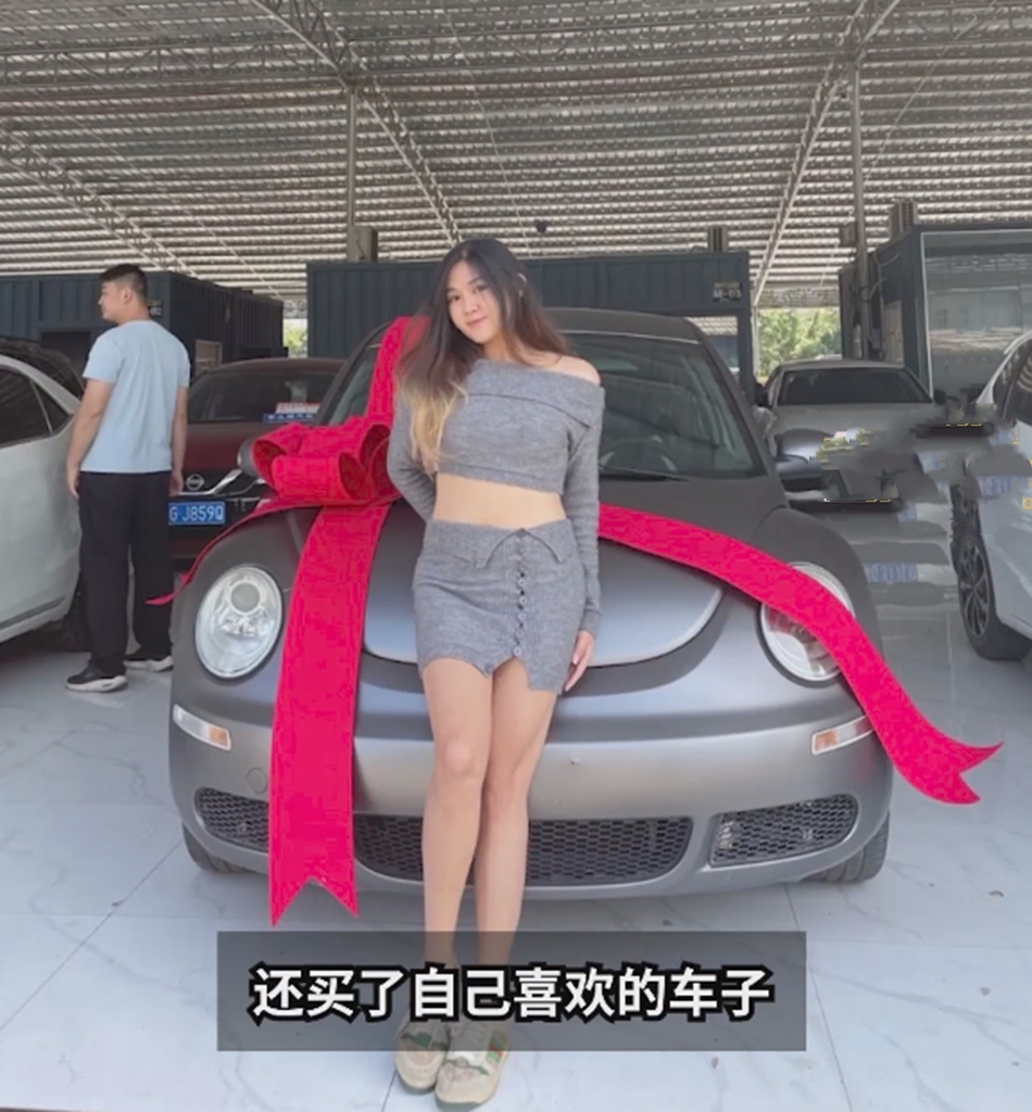 女大学生宿舍美甲月入两万,六名女生在宿舍做美甲月入过万