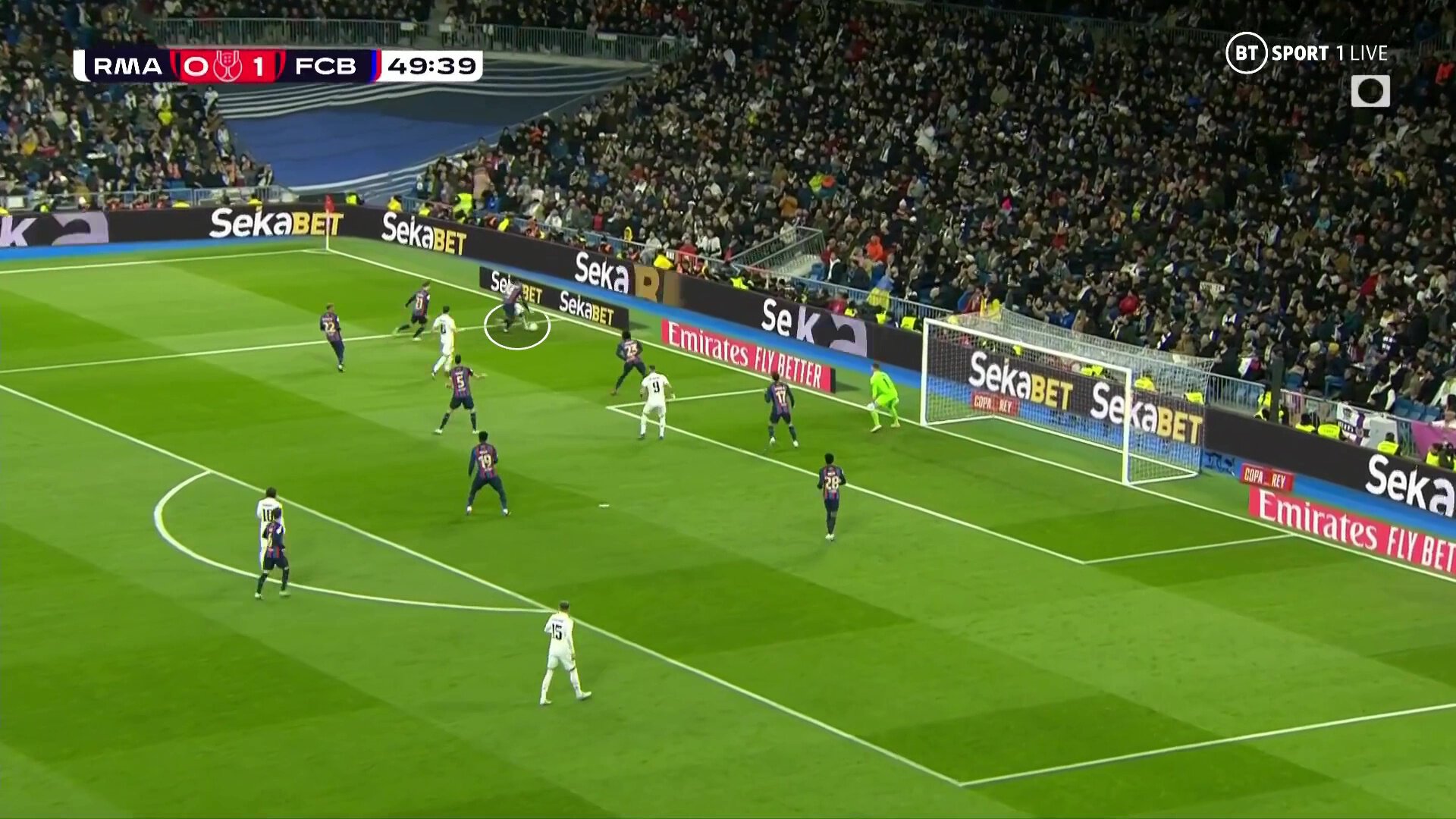 2020-2021西班牙德比皇马vs巴萨,2011国家德比皇马vs巴萨梅西踢看台