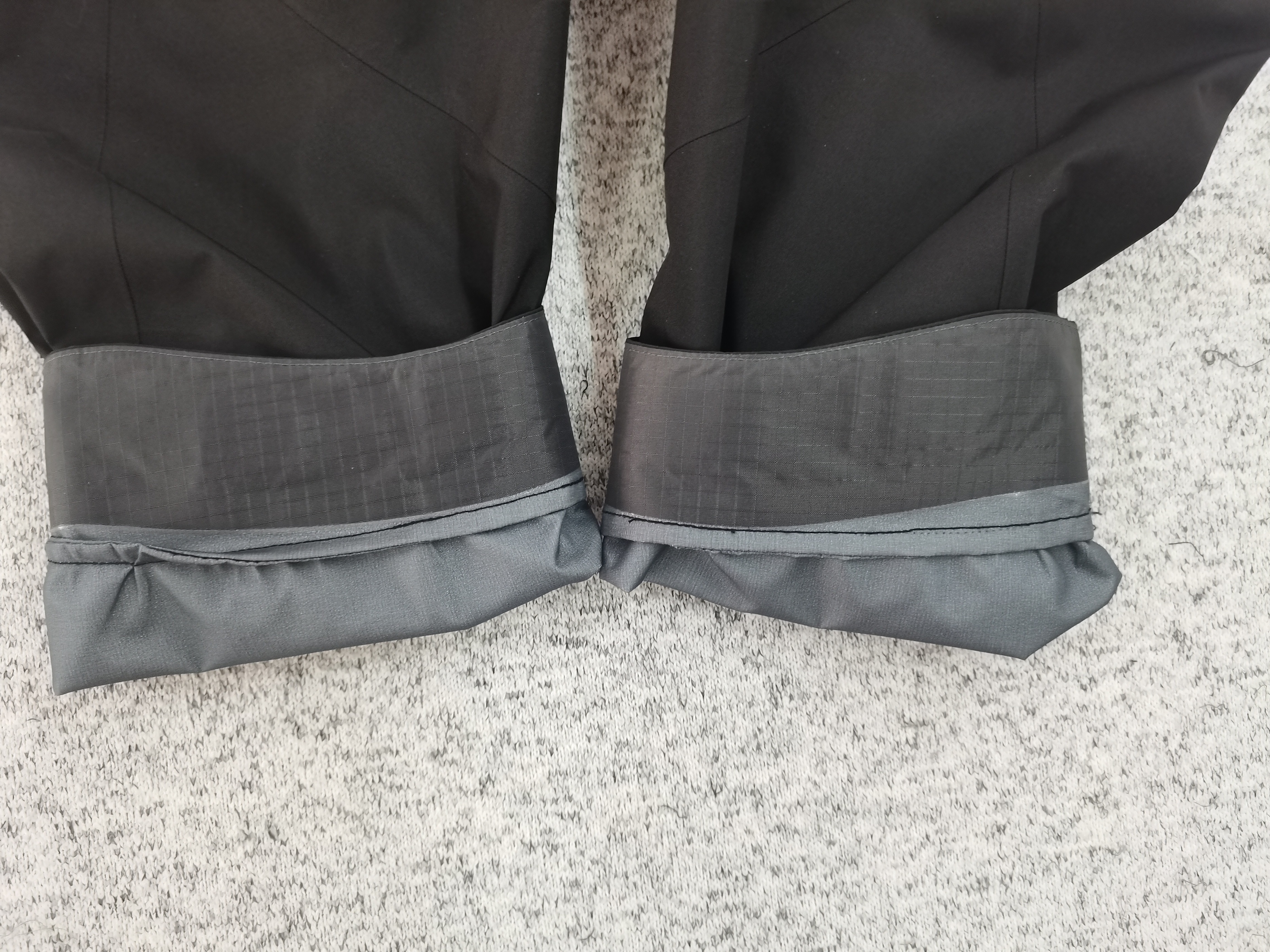 始祖鸟羽绒冲锋衣搭配,kanye上身始祖鸟冲锋衣