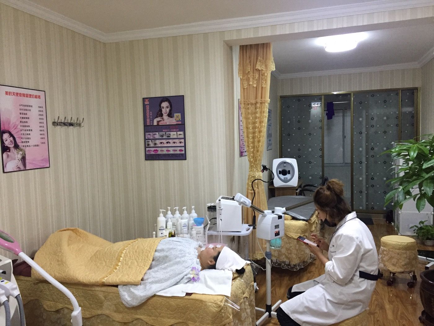 风水大师专给富婆算命,有几颗痣都知道,被捕后坦言:曾是美容院的