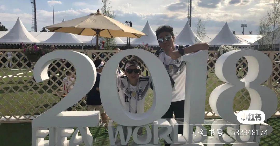 “天花板球迷”走红:再不疯狂,我就老了