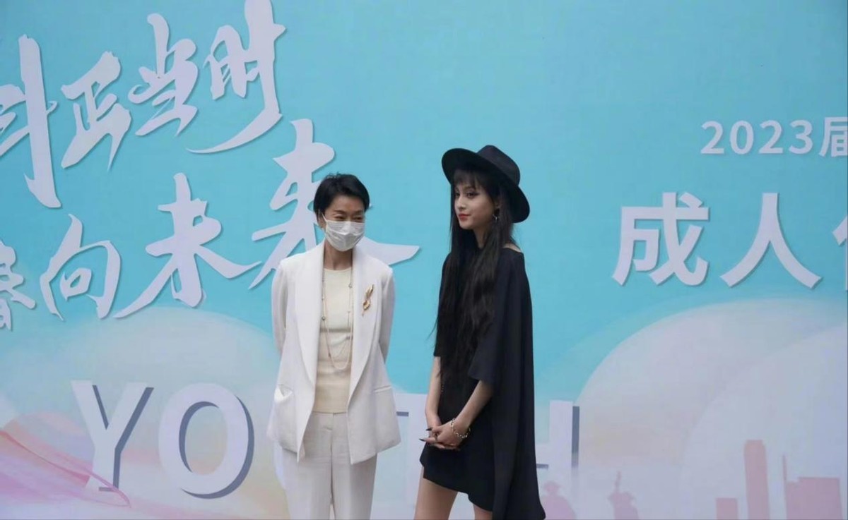 毛阿敏和女儿休闲合影照片,60岁毛阿敏与19岁女儿同框