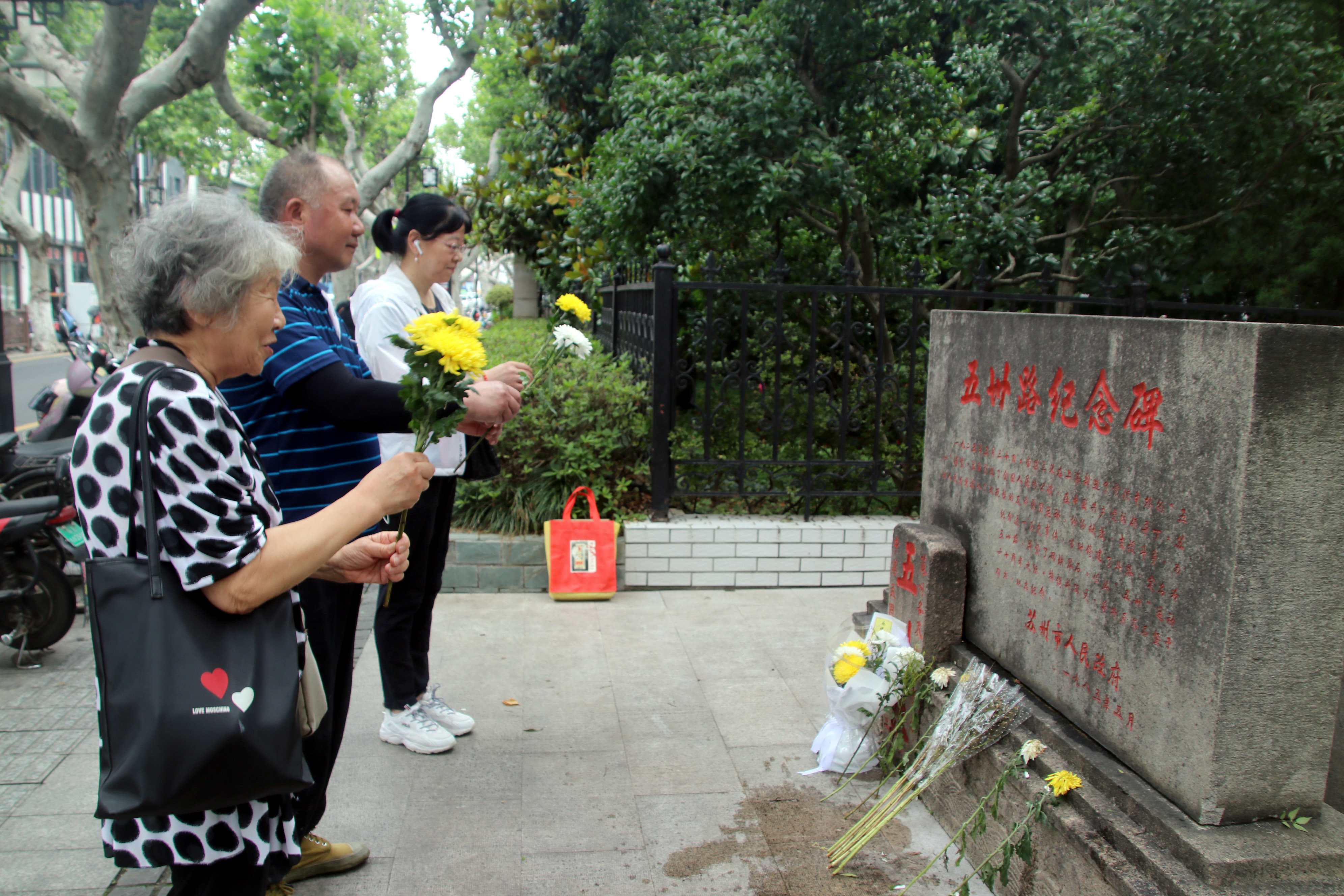 苏州市民向英雄献花圈,追寻红色记忆缅怀革命先烈