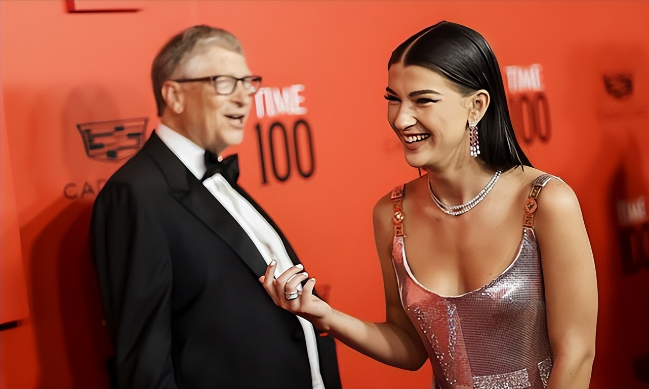 比尔盖茨19岁小女儿官宣黑人男友遭热议！亲吻太甜，千金堪比超模