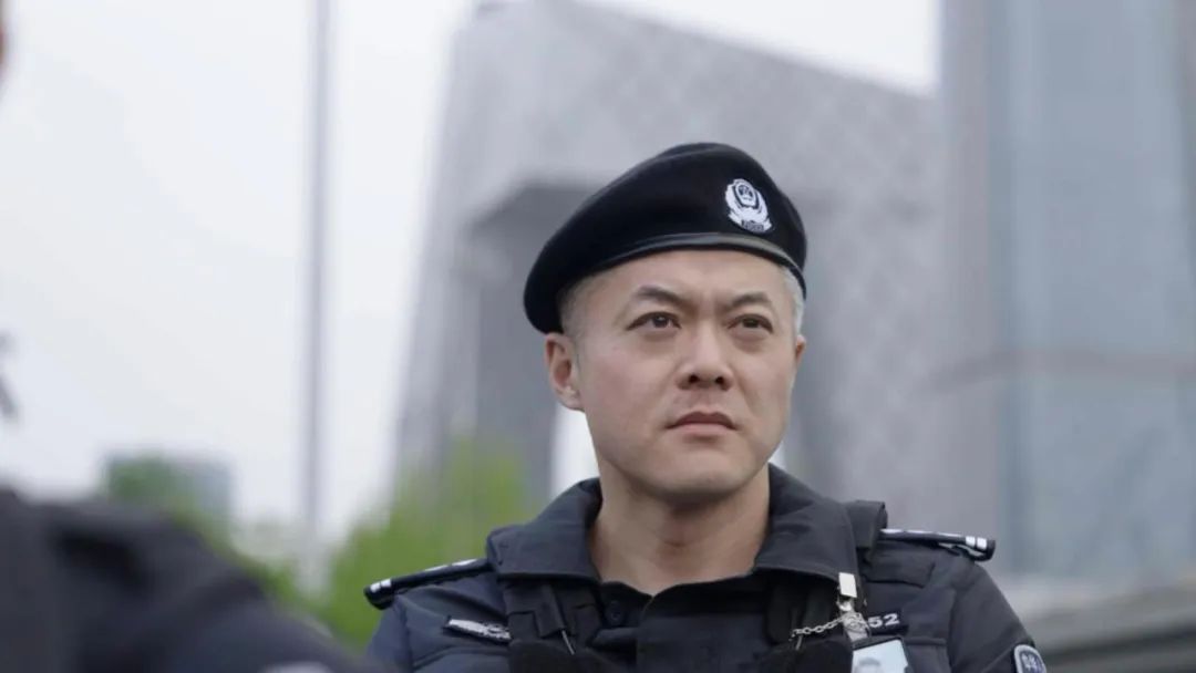 白发特警老队长,白发特警开枪