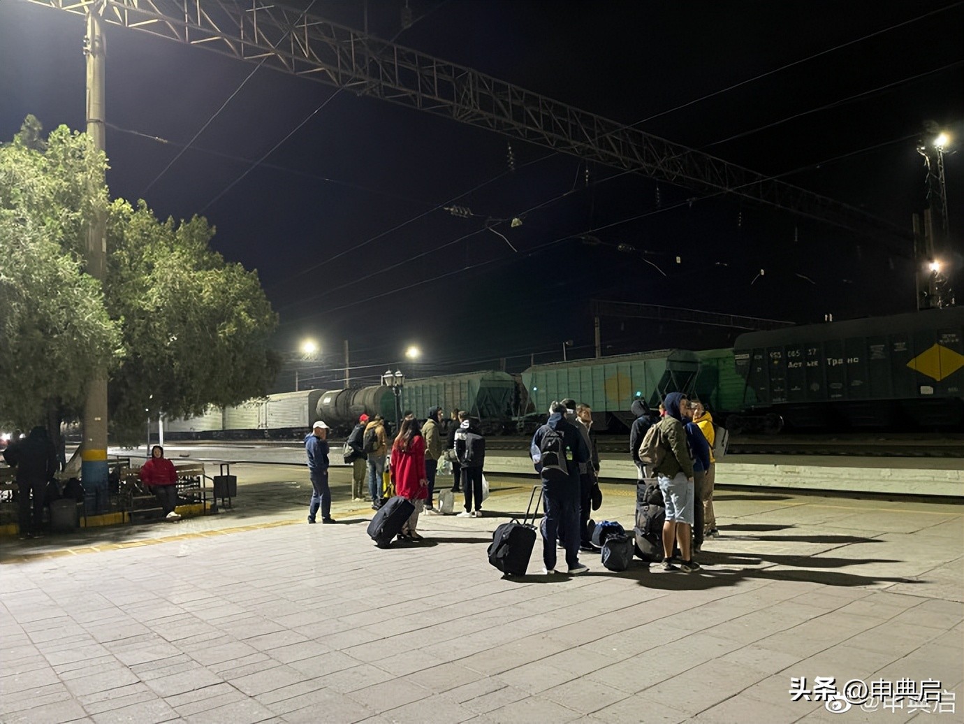 哈国贪污警察被我指着鼻子骂，要求对方出示警察证件