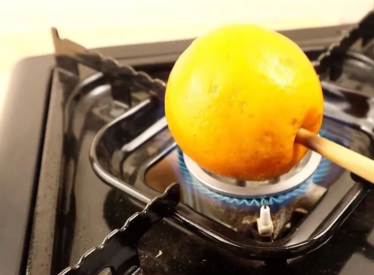 咳嗽最怕这杯茶化痰止咳又润肺,枇杷雪梨冰糖煮水治咳嗽