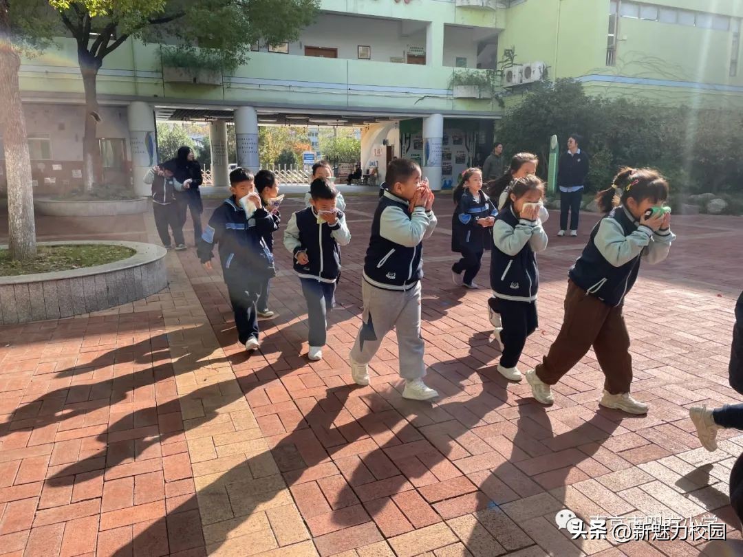 消防开展校园疏散逃生演练,小学生消防安全疏散演练活动报道