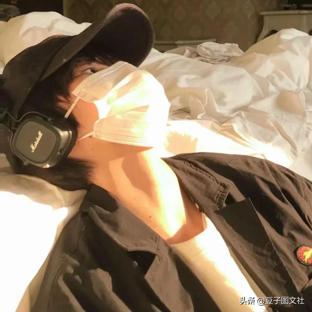 男生头像氛围感克莱因蓝,氛围感孤独动漫头像