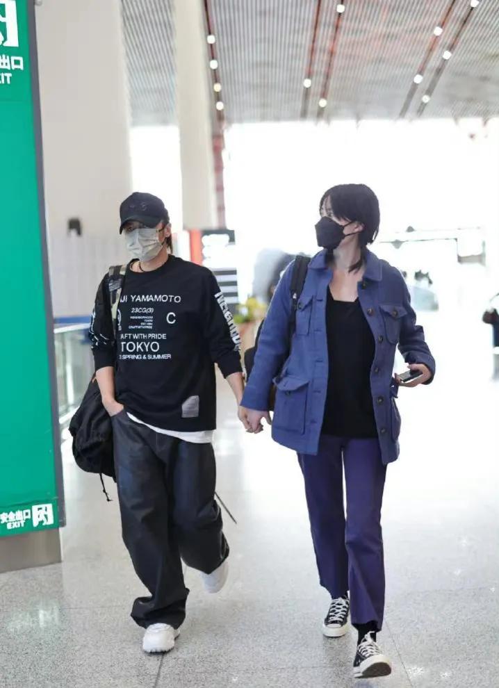 谢霆锋王菲现身机场动图图文,谢霆锋王菲现身机场视频