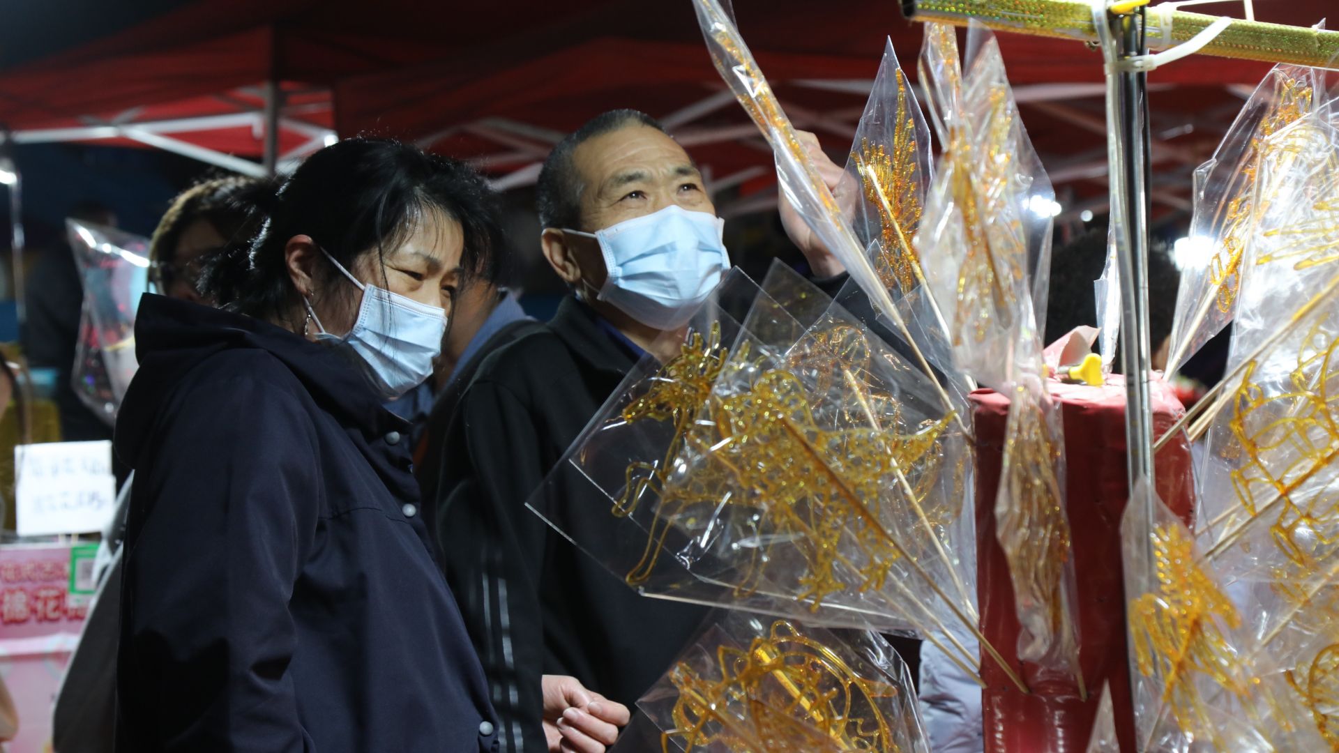 人潮汹涌烟花片段,人潮涌动烟火味