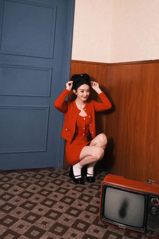 杨紫琼大衣配高筒靴穿搭,杨紫琼穿丝绒大衣图片