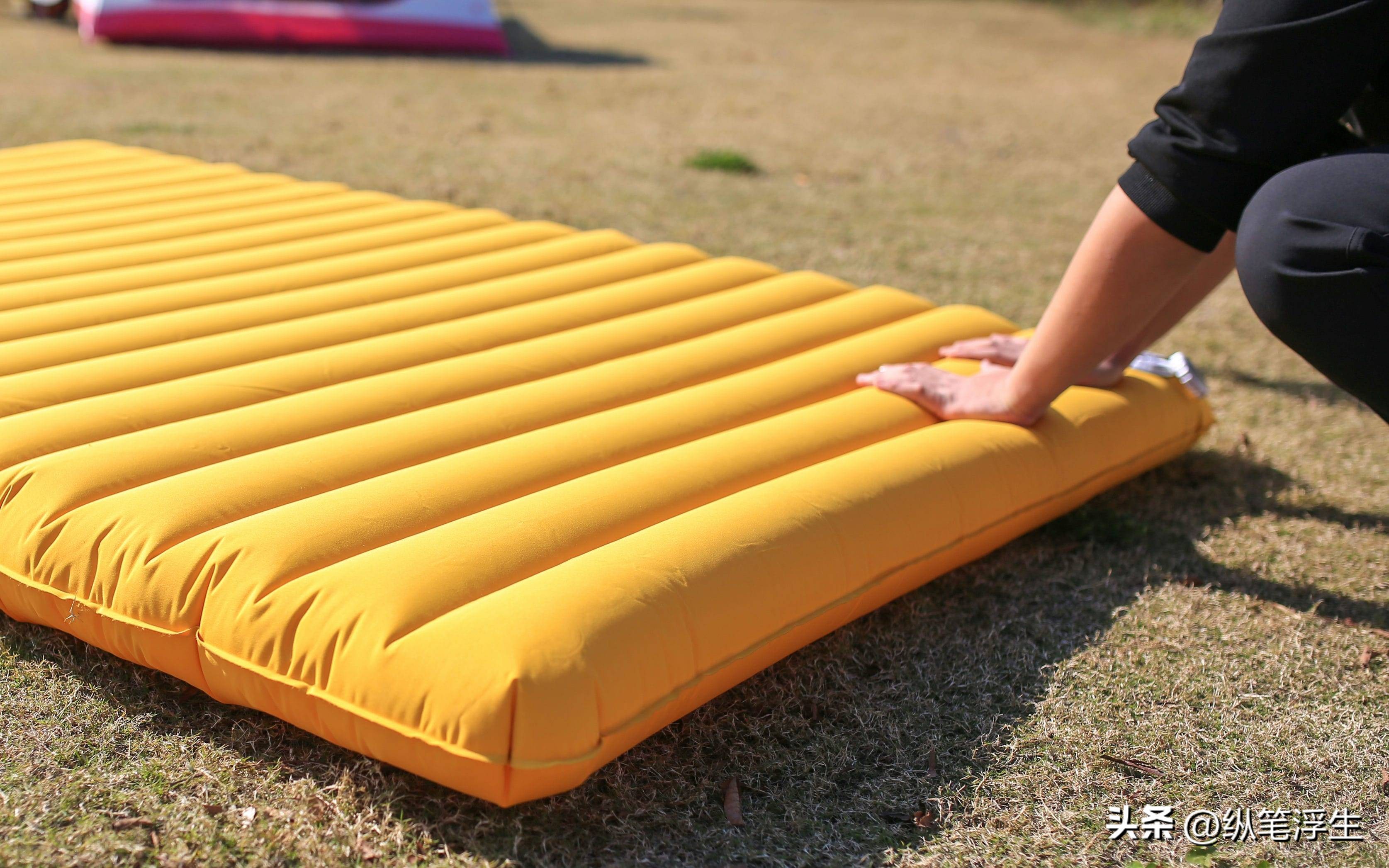 户外露营睡垫选蛋巢还是气垫,户外露营过夜买多厚的睡垫合适