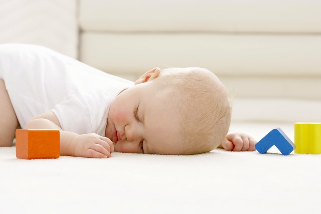 新生儿抱着睡放下就哭是什么原因,宝宝要抱睡一放下就哭解决办法