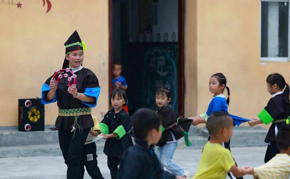 保障学生课间10分钟正常活动,保障学生每天1小时体育活动时间
