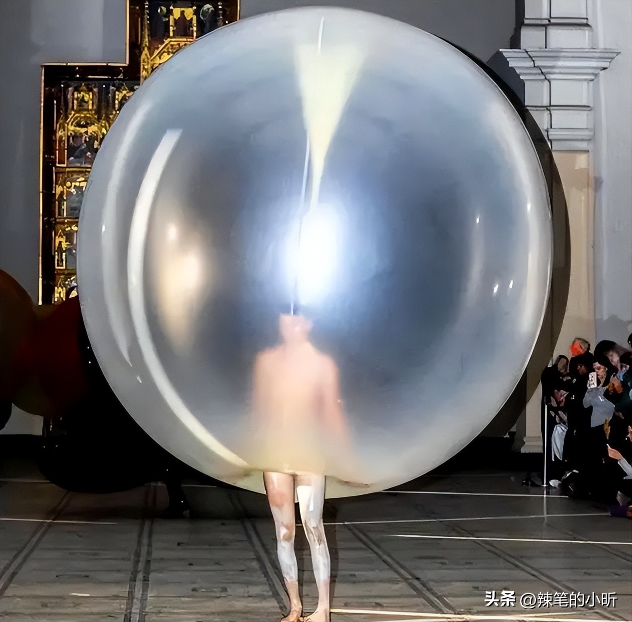 开裆裤,裸胸装,今年高奢大秀一个比一个奇葩,暴露就是时尚?