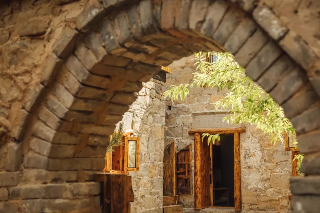 神仙眷侣辞掉高薪工作，爆改废弃山谷，悬崖高空造无边恒温泡池