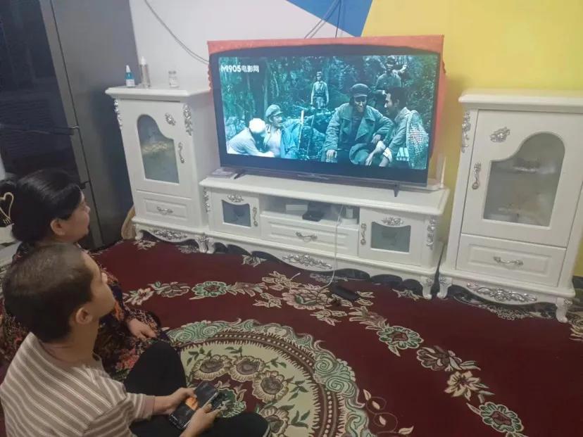 观看红色电影传承红色精神800字,中小学组织观看红色电影