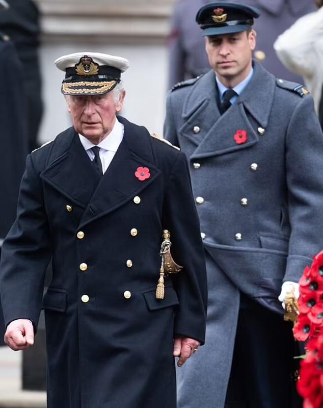 女王瘫痪20年突然下床行走,女王突然晕倒了