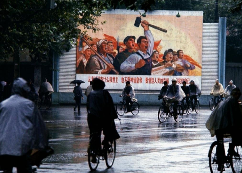 年轻人疯狂买彩票,彩票中了1800万这辈子够花了吗